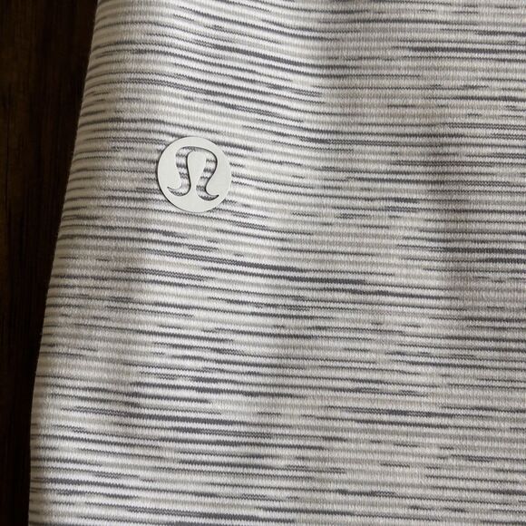 Lululemon On the Fly Skirt Size 8 Gray & White Tennis Outdoor Sports NEW! - Picture 3 of 7